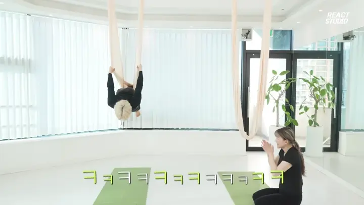 거꾸로 매달린 동작에 웃는 출연자들