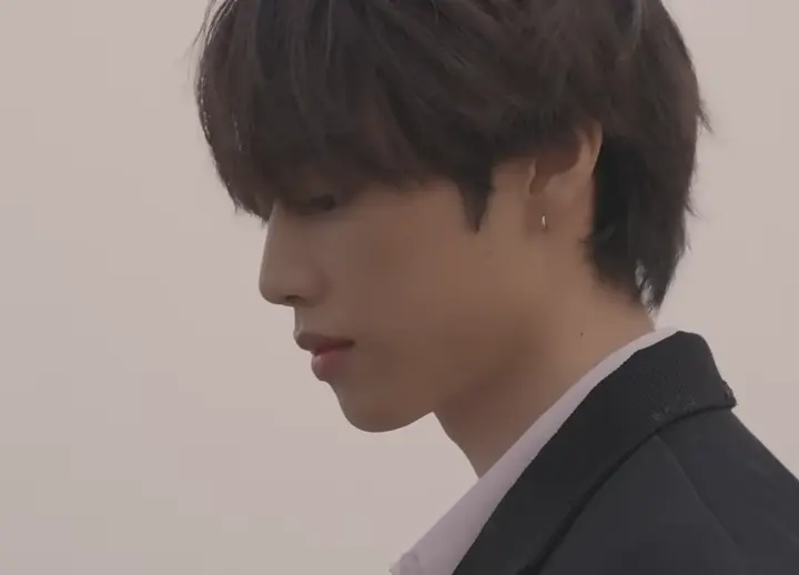 검은 정장을 입은 선우의 옆모습