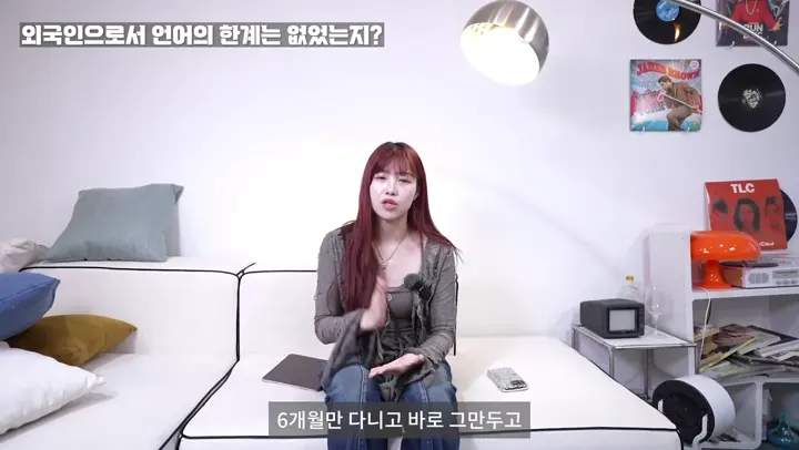 인터뷰 공간과 출연자가 함께 보이는 넓은 장면