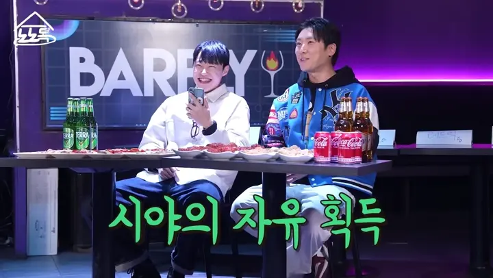 테이블에서 대화를 나누는 진행자와 출연자