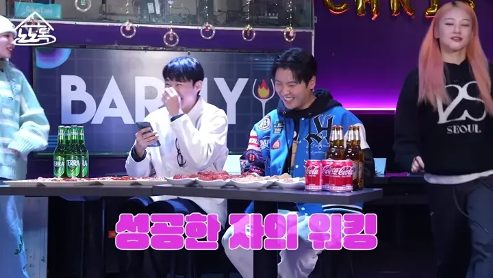 토크 중 웃음을 터뜨리는 출연자들
