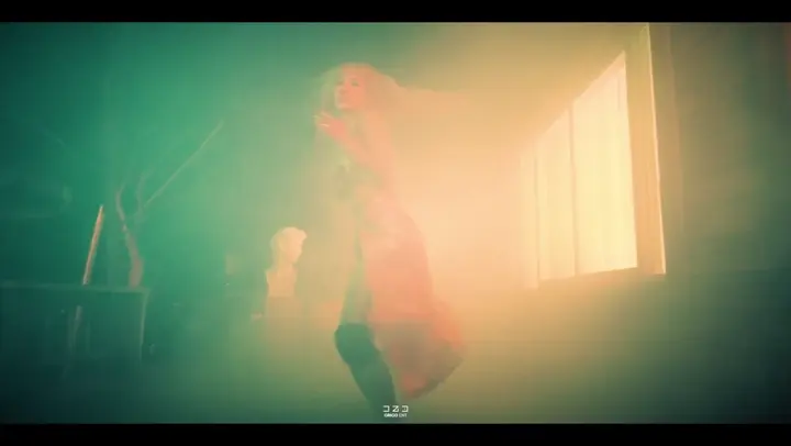 초록빛 창문 앞에 선 인물의 실루엣
